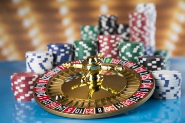 starwing Sic Bo Dadu live dealer rolling three dice with multiple camera angles on mobile screen